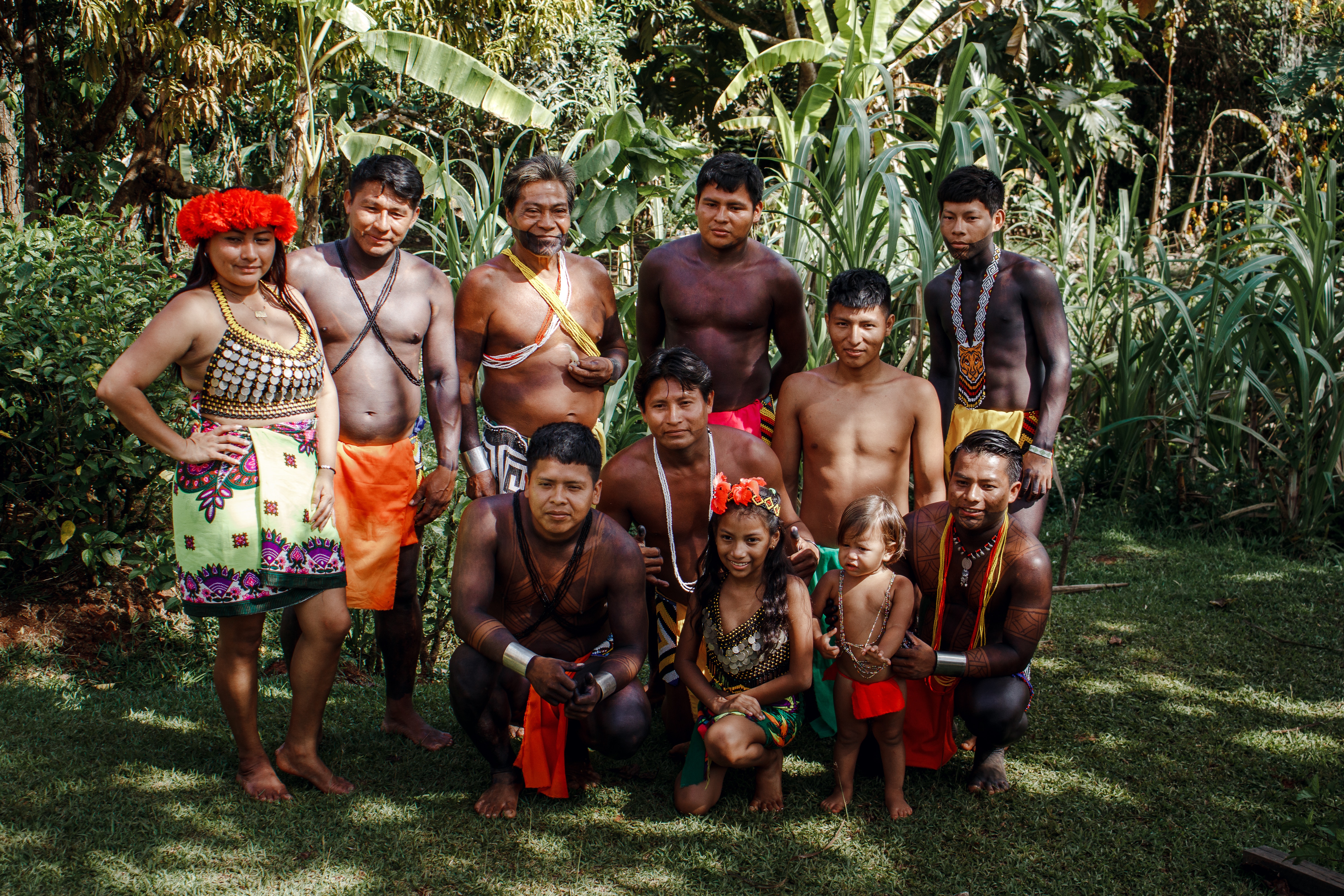 familia indigena posando pra uma fot